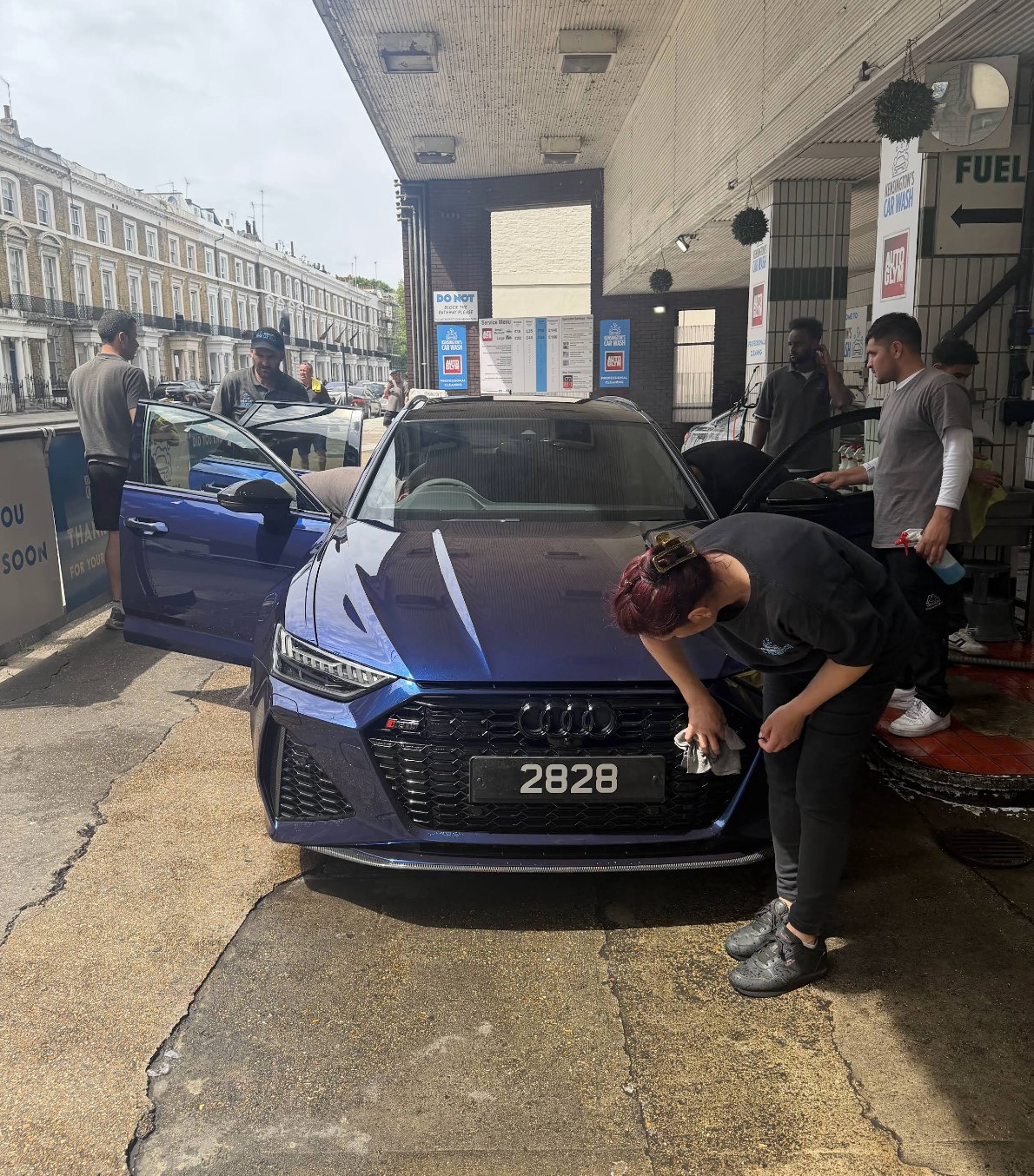 Audi RS 6: getting the crew's attention at Kensington's Car Wash