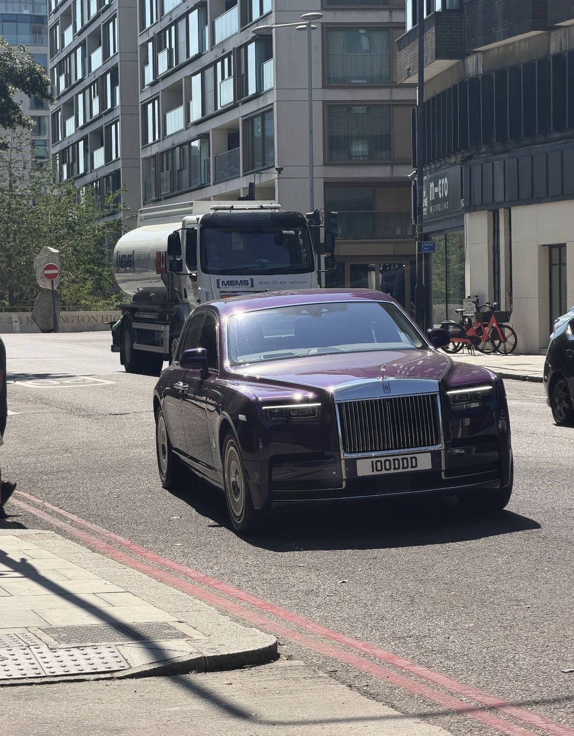Rolls-Royce Cullinan: on Holland Road at Kensington's Car Wash