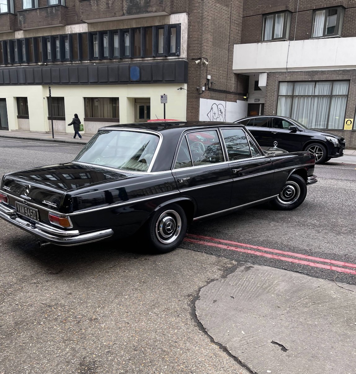 Classic Mercedes 250S: waiting on Holland Road at Kensington's Car Wash